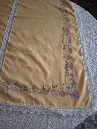 Mantel pintado a mano y crochet