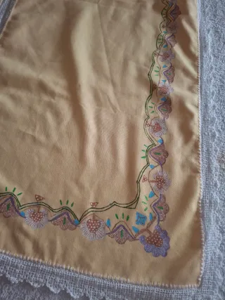 Mantel pintado a mano y crochet