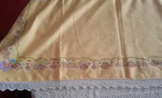 Mantel pintado a mano y crochet