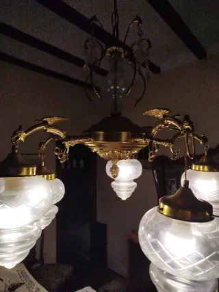 Lámpara de techo con dragones dorados