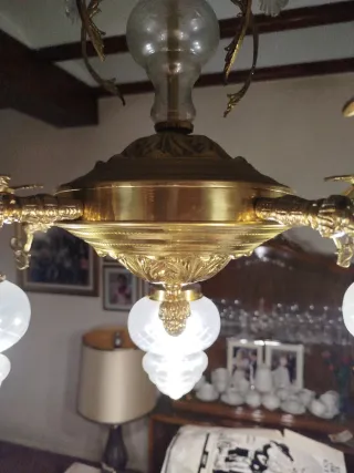 Lámpara de techo con dragones dorados