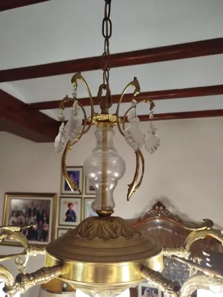 Lámpara de techo con dragones dorados