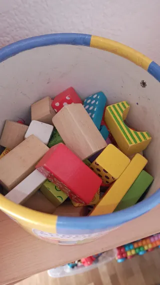 Camión, auto Mega Bloks y bloques de madera