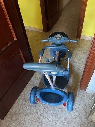 Triciclo infantil con empujador versión moto