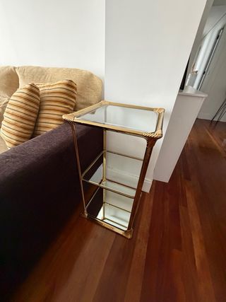 Mesa auxiliar alta cristal y metal dorado