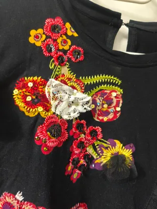 Camiseta Desigual flores bordadas negra