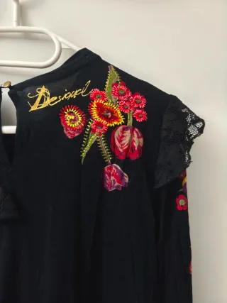 Camiseta Desigual flores bordadas negra