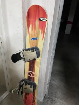 Tavole da snowboard con attacchi