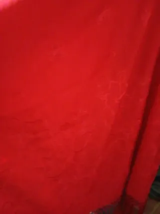 Chal rojo bordado con flecos