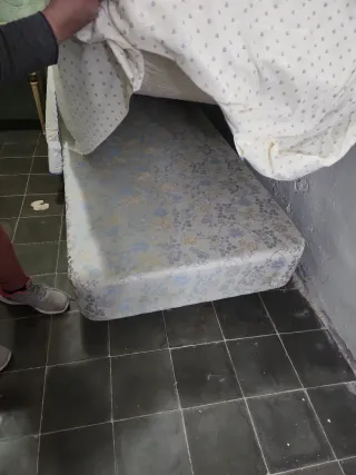 Cama individual de madera y tela