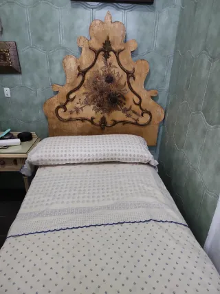 Cama individual de madera y tela