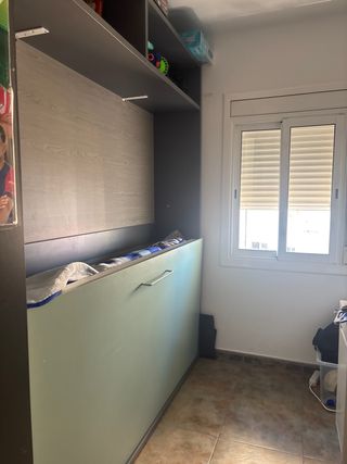 Cama abatible gris madera y metal