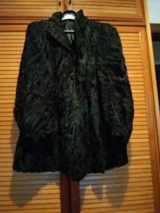 Chaquetón negro de pelo rizado