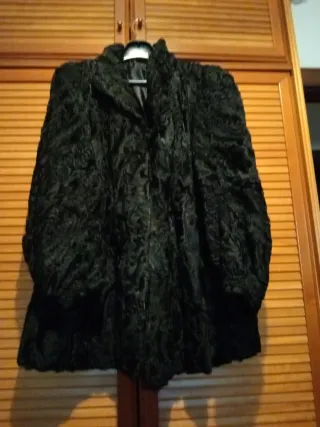 Chaquetón negro de pelo rizado