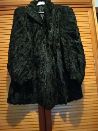 Chaquetón negro de pelo rizado