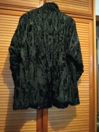 Chaquetón negro de pelo rizado