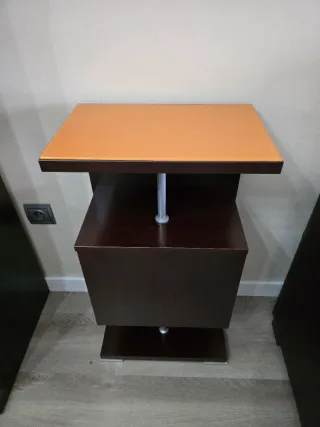 Mesa auxiliar cristal naranja y madera