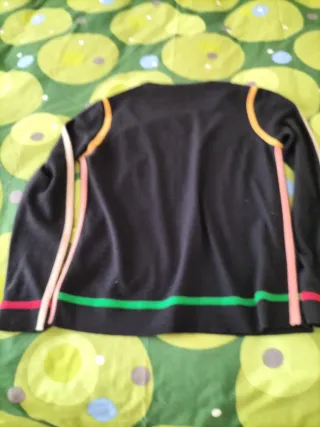 Suéter negro con adornos de colores