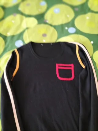 Suéter negro con adornos de colores