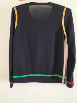 Suéter negro con adornos de colores