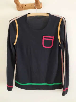 Suéter negro con adornos de colores