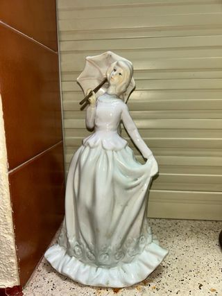 Figura cerámica mujer con sombrilla