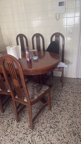 Mesa de comedor ovalada de madera extensible.