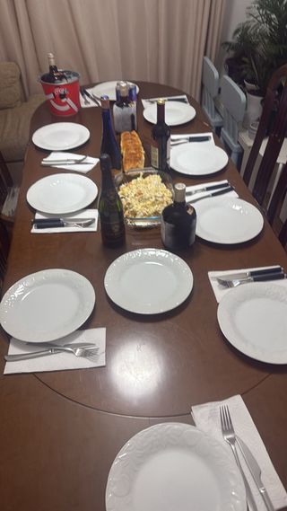 Mesa de comedor ovalada de madera extensible.