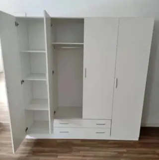 Armario de madera con cajones y estantes