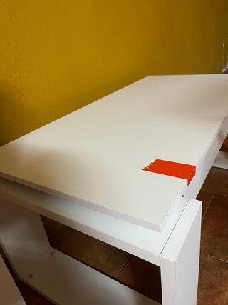 Mesa de centro elevable blanca sin marcas de uso