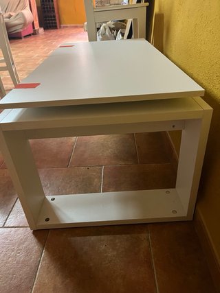 Mesa de centro elevable blanca sin marcas de uso