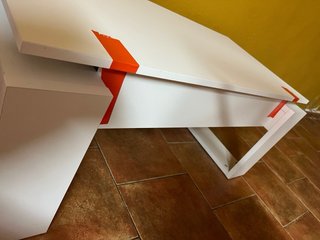 Mesa de centro elevable blanca sin marcas de uso