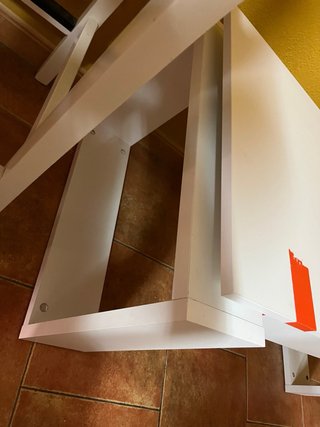 Mesa de centro elevable blanca sin marcas de uso