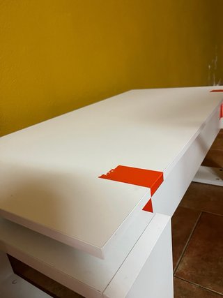 Mesa de centro elevable blanca sin marcas de uso