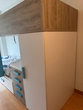 Tren cama con cajones y estanterías Son tres camas