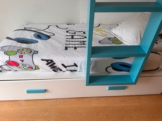 Tren cama con cajones y estanterías Son tres camas