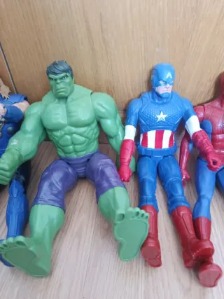 Figuras de Superhéroes (Superman, Batman, Hulk)