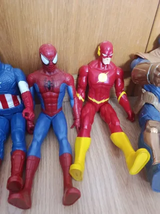 Figuras de Superhéroes (Superman, Batman, Hulk)