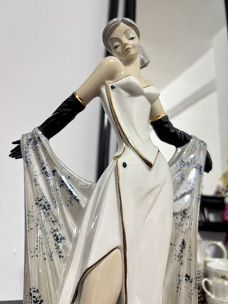 Figura de porcelana mujer elegante