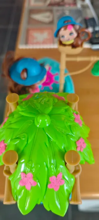 Barco explorador con muñeca y monito