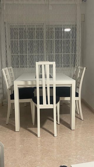 Mesa comedor extensible y 6 sillas blancas