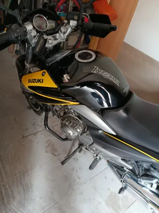 Suzuki Inazuma 250 Negra y Amarilla