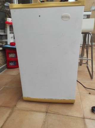 Congelatore verticale con 4 cassetti