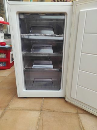 Congelatore verticale con 4 cassetti