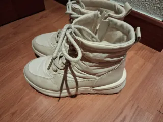Botas de caña alta color beige,número 36