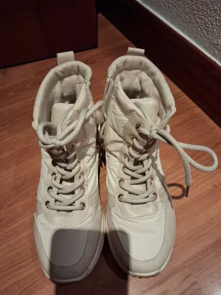 Botas de caña alta color beige,número 36