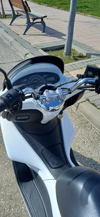Honda PCX 125 Blanca. Solo 10.350km