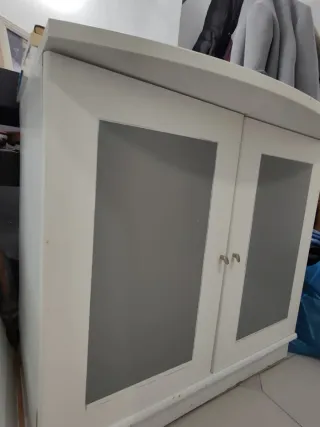 Mueble auxiliar blanco con puertas de madera