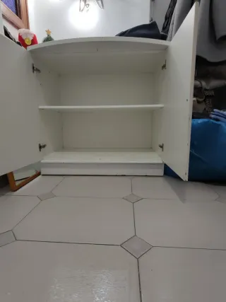 Mueble auxiliar blanco con puertas de madera