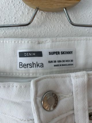 Pantalones vaqueros blancos rotos Bershka Talla M
